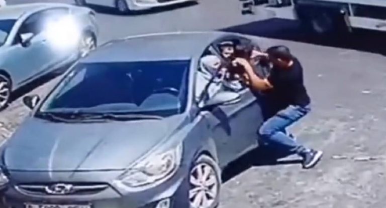 بالفيديو: كسر الزجاج… لإنقاذه