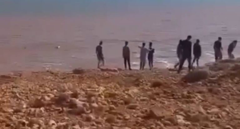 فيديو مُرعب للبحر وهو يلفظ جثث ضحايا الفيضانات