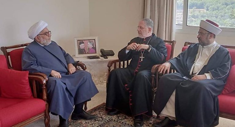 بالصورة-زيارة وفد من تجمع العلماء المسلمين لراعي ابرشية جبيل المارونية