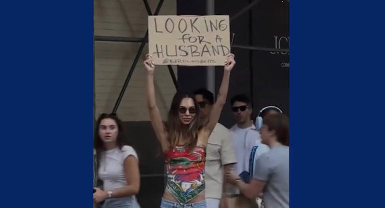 “أبحث عن عريس”… شابة تحمل يافطةً في الشارع بحثاً عن الحبّ!