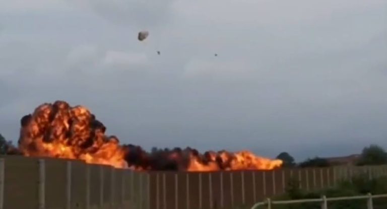 فيديو لتحطّم طائرة عسكريّة ومقتل طفلة: سقطت واصطدمت بسيارة!