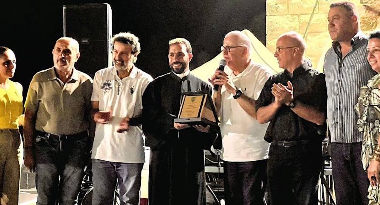 بلدية غلبون تكرّم  خادم الرعية الخوري جوني شربل لتسلمه رعية جديدة في الابرشية