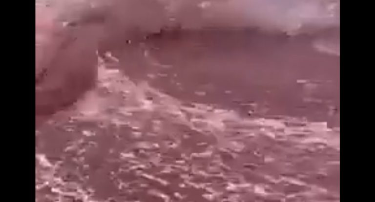 بالفيديو – إنفجار كبير.. ونهر من النبيذ الأحمر يتدفق في شوارع هذه المدينة