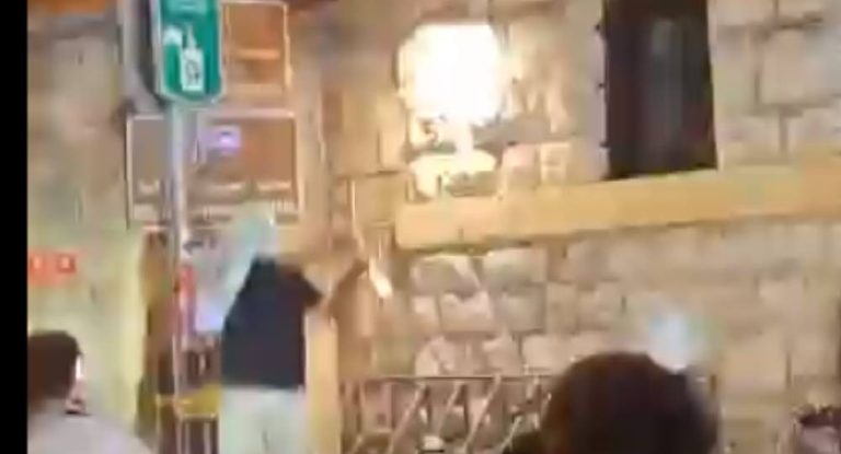 بالفيديو- أعمال “التخريب” تنتقل إلى محيط الجامعة الأميركية