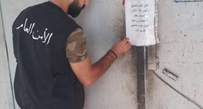 بالصور:مركز أمن عام الدامور يقفل مطعماً  بالشمع الأحمر