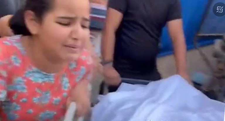 فيديو يدمي القلوب.. طفلة تتوسّل أمها الشهيدة “بترجاكي قولي انو انتِ عايشة يمّا!”