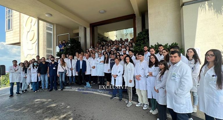 بالصور-وقفة تضامنية لأطباء مستشفى سيدة المعونات الجامعي في جبيل مع زميلهم الدكتور رالف ابي نادر