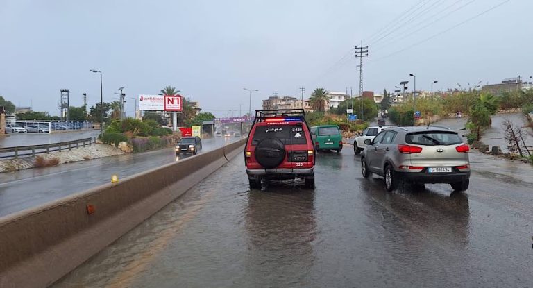 بالفيديو والصور-انقاذ مواطنين احتجزوا داخل سيارتين على اوتوستراد عمشيت.