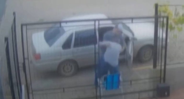 بالفيديو:واقعة صادمة.. شباب يتخلون عن والدهم المسن