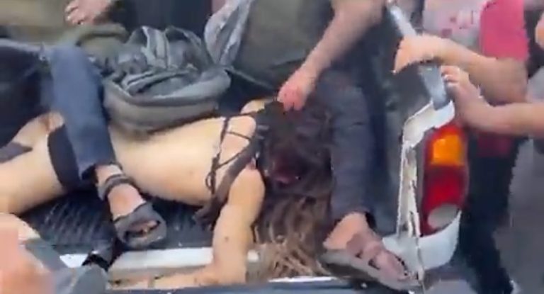 بالفيديو – تصوير فتاة إسرائيلية بعد قتلها وتعريتها أمام الجميع