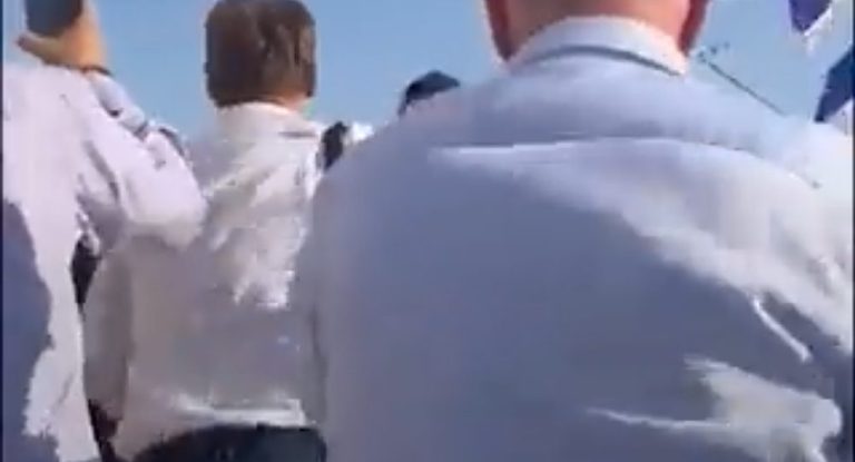 بالفيديو – لحظة هروب وزير الخارجية البريطاني للإحتماء خلال تواجده بجنوب إسرائيل