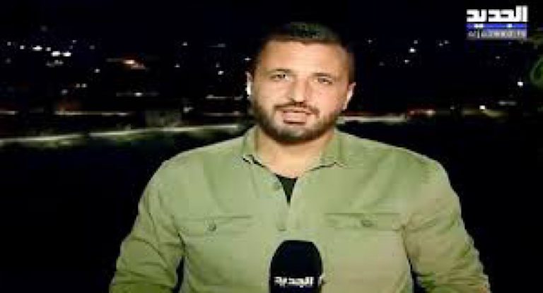 بالفيديو – بدموع وغصّة هكذا رثى الإعلامي رامز القاضي زميله عصام.. “كنّا سوا عالصبحيّة”