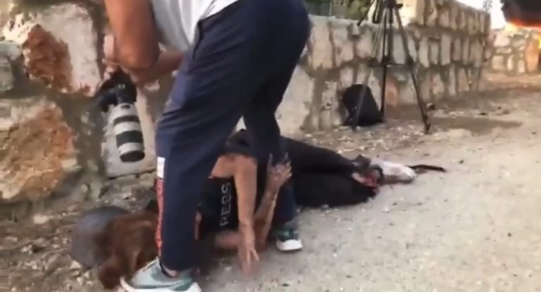 بالفيديو – قبل دقائق من إصابتها البليغة في رجلها.. المصوّرة الصحافيّة كريستينا توثّق اللحظات الأخيرة