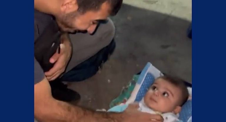 ‎بالفيديو-مشهد يخطف القلوب لصحفي يلاعب طفلُا فلسطينيًا في غزة نجا من القصف