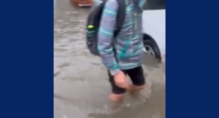 بالفيديو – السيول تجتاح طريقا بين بلاط وجبيل