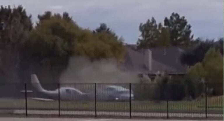 بالفيديو: حادث سير نادر… طائرة تصطدم بسيارة!