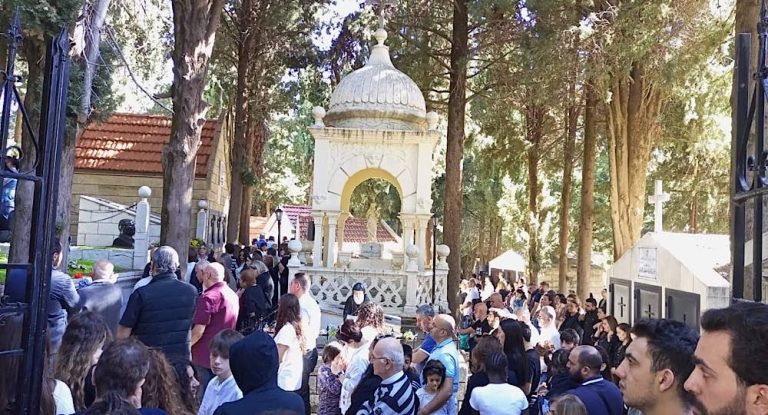 أهالي قرطبا أحيوا تقليدًا سنويًا في مدافن البلدة مع بدء السنة الطقسية الجديدة