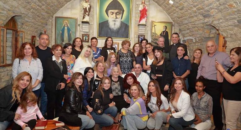 بالصور-قداس وصلاة على نية الاعلاميين في كابيلا القديس شربل في دارة السيدة نهاد الشامي