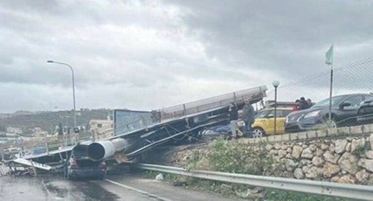 بالفيديو-سقوط لوحة إعلانية كبيرة على معرض سيارات في الرميلة