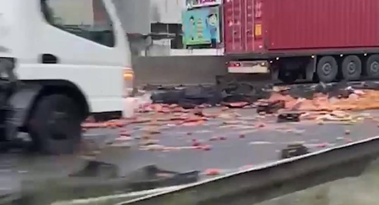 بالفيديو-البندورة تغرق الأوتوستراد