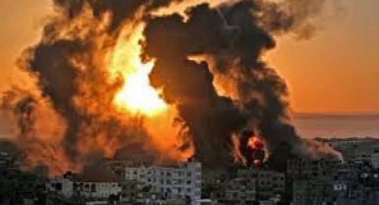 بالفيديو – جنود إسرائيليون يلهون فوق الركام وسط قطاع غزة