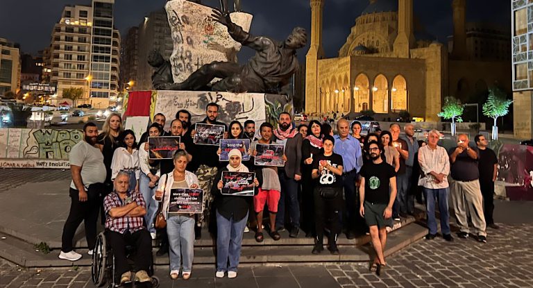 بالصّور – “أوقفوا المجازر”.. وقفة تضامنيّة لتحالف وطني مع لبنان وفلسطين وإضاءة شموع!