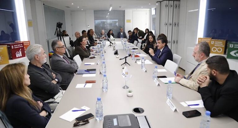 بالصور-طاولة حوار لمناقشة استراتيجية أي بي تي في مجال الاستدامة والمسؤولية الاجتماعية