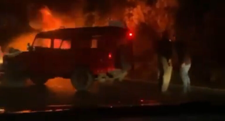 بالفيديو – حادث سير مروّع والنار إلتهمت سيارته.. فنان لبناني ينجو بأعجوبة من الموت