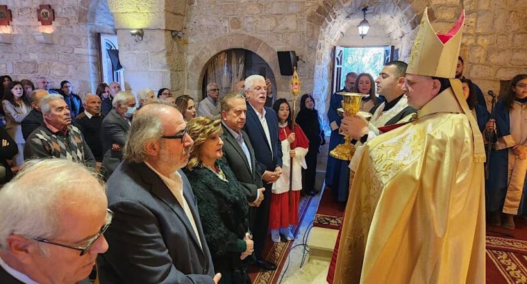 بالصور-المطران عون مترئساً قداس الميلاد في كنيسة السيدة-عمشيت