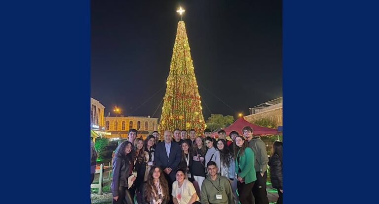 خاص-بالفيديو والصور :روح الميلاد تملأ شوارع جبيل: “معرض خيري يضيء ليالي المدينة في فصل الأعياد”