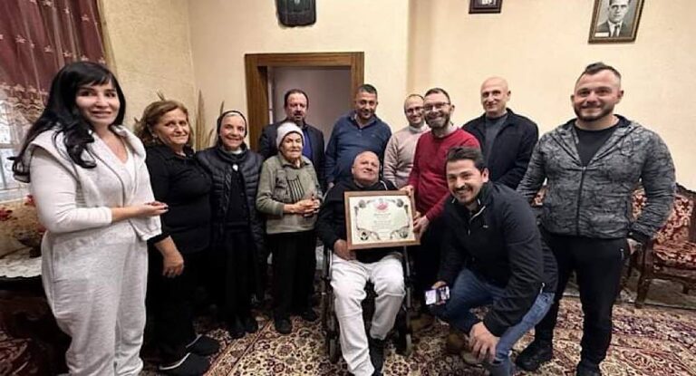 بالصور-البركة البطريركية لرمز من رموز “المدينة الشعبية”