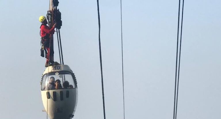 بالصور: سبع ساعات من العمل المتواصل لانقاذ ٤٠ مواطناً محتجزين داخل التلفريك