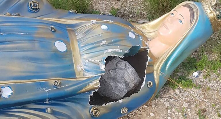 بالصور-تحطيم تمثال السيدة العذراء في بلدة إده – جبيل