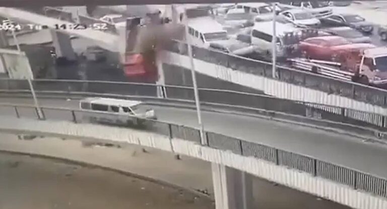 بالفيديو-مشهد مرّوع… سيارات تسقط من فوق جسر وقتلى وجرحى