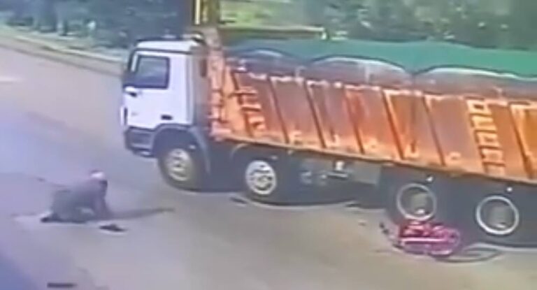 بالفيديو-مشهد مرّوع…طفل ينجو بأعجوبة عند مرور شاحنة  كادت أن تدهسه