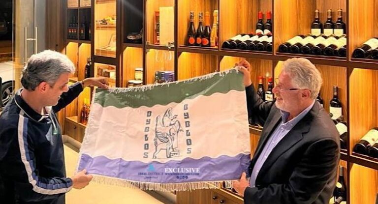 خاص-بالصور: صاحب GOURMET BYBLOS  جورج المجبر يسلم الحواط علم مدينة الحرف .