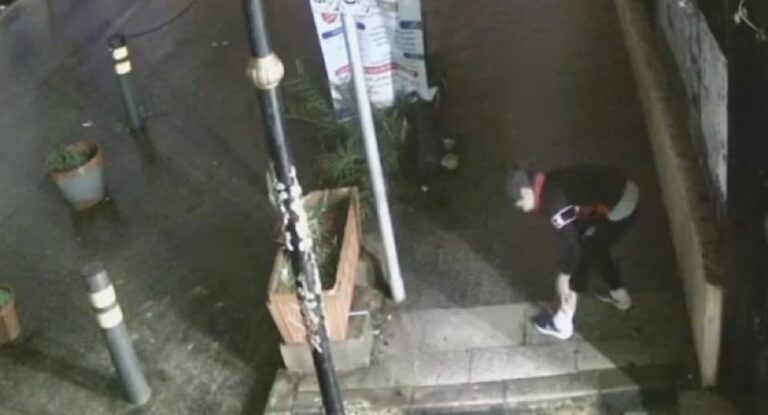 بالفيديو-مشهد غريب عجيب في لبنان.. طفل يسرق سيارة