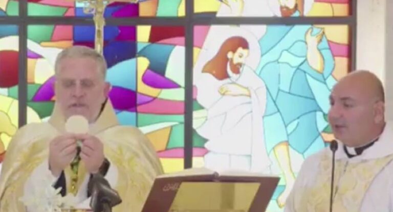 المطران عون في عيد الدنح من عمشيت : لاخذ الخطوة الجريئة بإيقاف الحرب وبناء الانسان والعمل من اجل السلام الثابت