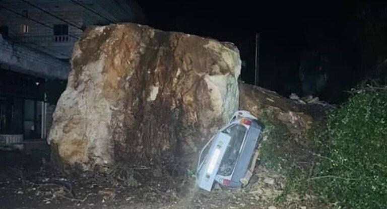 بالصور: سقوط صخرة ضخمة على سيارة