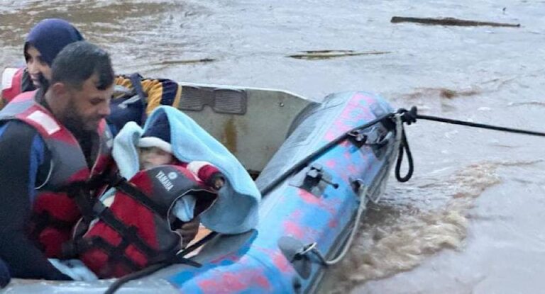 بالصّور: إنقاذ ٧ أشخاص من منزلهم بعد أن اجتاحته مياه النهر