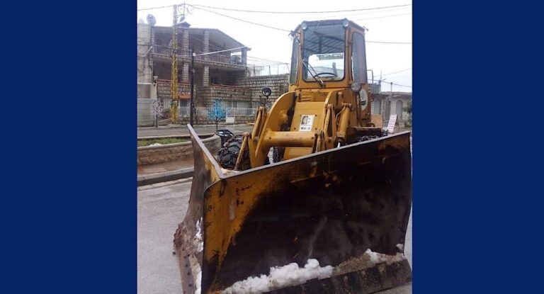 بالصورة-إعادة جرافة كتربلر ٩٢٠ إلى مركز قرطبا بجهود النائب السابق فارس سعيد