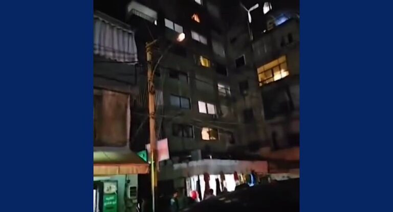 بالفيديو-مبنى “قابل للانهيار” .. والسكان في الشارع!