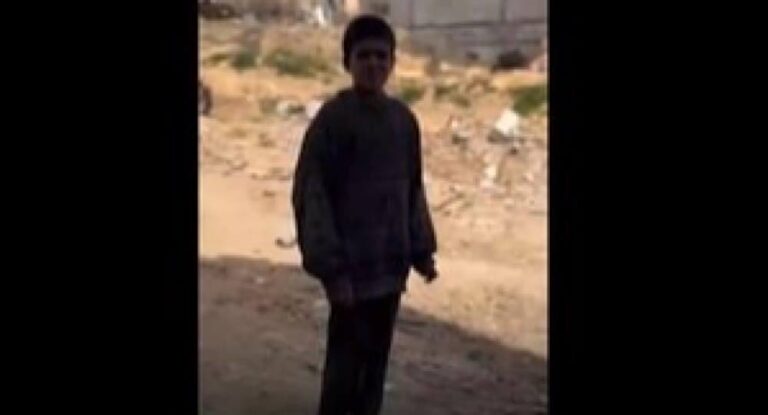 فيديو يدمي القلب لطفل … هذا ما حصل معه!