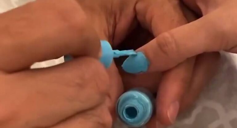 بالفيديو – زوج فنّانة لبنانية شهيرة يطلي أظافرها