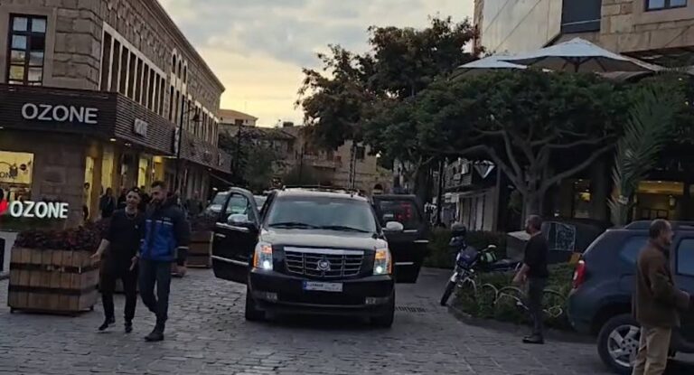 خاص-بالفيديو: موكب من السيارات يقطع الطريق في سوق جبيل!