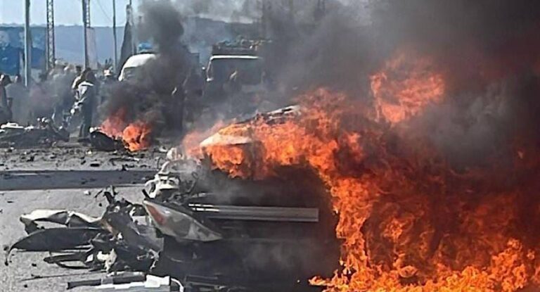 بالفيديو-استهداف سيارة في محلة ضهر الوحش – اوتستراد عاليه