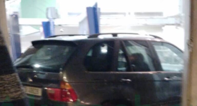 بالصور- سيارة تجتاح سوبر ماركت في هذه المنطقة