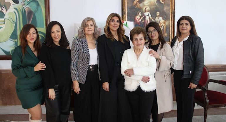 خاص-بالصور:لجنة الخدمات الاجتماعيّة في بلدة مشمش تحتفل بعد الأم .