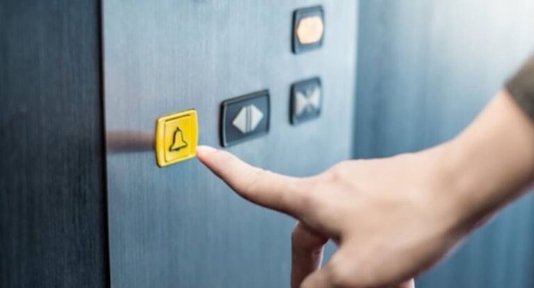 في هذه المنطقة.. إنقاذ مواطنين علقوا داخل مصعد كهربائيّ