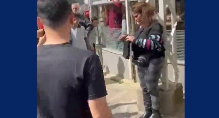 بالفيديو-ربط إمرأة أمام عامود الكهرباء في هذه المنطقة بعد إقدامها على عدّة سرقات